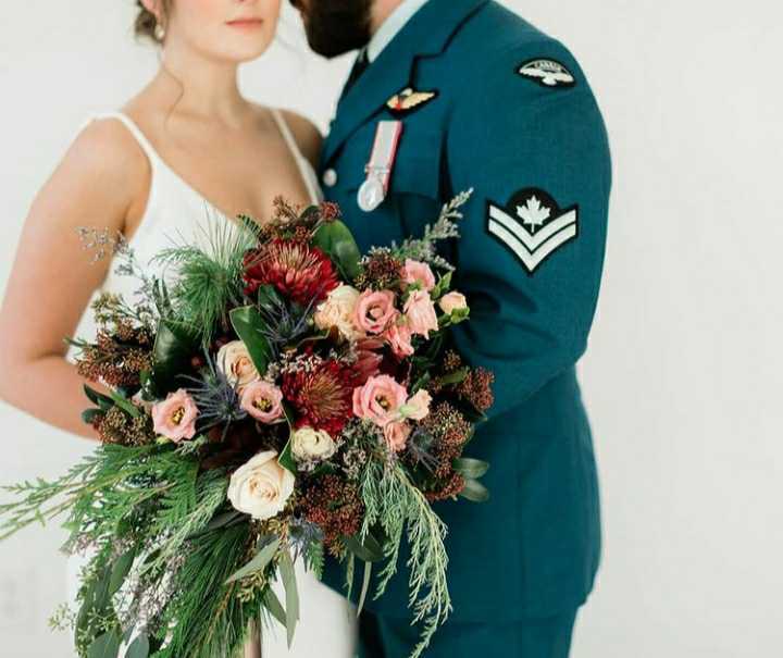 canadian_wedding_floral_bouquet_couple
